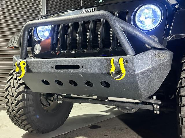 ジープ・ラングラーアンリミテッド アルティテュード　３７インチＯＰＥＮ　ＣＯＵＮＴＲＹ　ｋｍｃ　ＫＭ５２９ＨＯＬＬＳＨＯＴ　ＲＯＵＧＨ　ＣＯＵＮＴＲＹサスペンション　ステダン　ラテラル　　インテーク　ＸＲＣカンガルーバンパー　マフラー　ヒッチ　クランプ（28枚目）