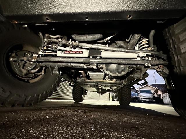 ジープ・ラングラーアンリミテッド アルティテュード　３７インチＯＰＥＮ　ＣＯＵＮＴＲＹ　ｋｍｃ　ＫＭ５２９ＨＯＬＬＳＨＯＴ　ＲＯＵＧＨ　ＣＯＵＮＴＲＹサスペンション　ステダン　ラテラル　　インテーク　ＸＲＣカンガルーバンパー　マフラー　ヒッチ　クランプ（29枚目）