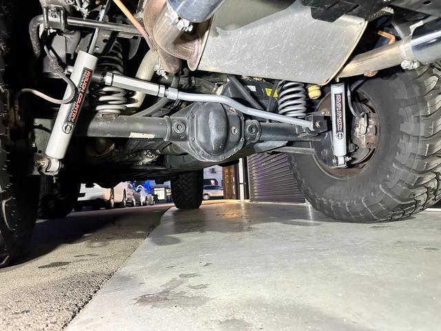 ジープ・ラングラーアンリミテッド アルティテュード　３７インチＯＰＥＮ　ＣＯＵＮＴＲＹ　ｋｍｃ　ＫＭ５２９ＨＯＬＬＳＨＯＴ　ＲＯＵＧＨ　ＣＯＵＮＴＲＹサスペンション　ステダン　ラテラル　　インテーク　ＸＲＣカンガルーバンパー　マフラー　ヒッチ　クランプ（31枚目）