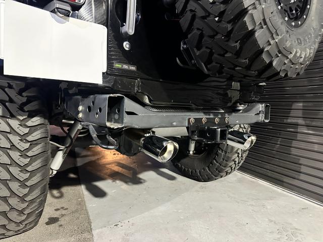 ジープ・ラングラーアンリミテッド アルティテュード　３７インチＯＰＥＮ　ＣＯＵＮＴＲＹ　ｋｍｃ　ＫＭ５２９ＨＯＬＬＳＨＯＴ　ＲＯＵＧＨ　ＣＯＵＮＴＲＹサスペンション　ステダン　ラテラル　　インテーク　ＸＲＣカンガルーバンパー　マフラー　ヒッチ　クランプ（34枚目）