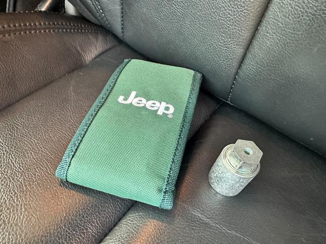 ジープ・ラングラーアンリミテッド アルティテュード　３７インチＯＰＥＮ　ＣＯＵＮＴＲＹ　ｋｍｃ　ＫＭ５２９ＨＯＬＬＳＨＯＴ　ＲＯＵＧＨ　ＣＯＵＮＴＲＹサスペンション　ステダン　ラテラル　　インテーク　ＸＲＣカンガルーバンパー　マフラー　ヒッチ　クランプ（58枚目）