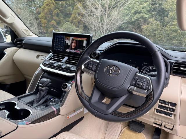 TOYOTA LAND CRUISER ZX | 2023 | PEARL WHITE | 6000 km TOYOTA LAND CRUISER ZX | 2023 | PEARL WHITE | 6000 km