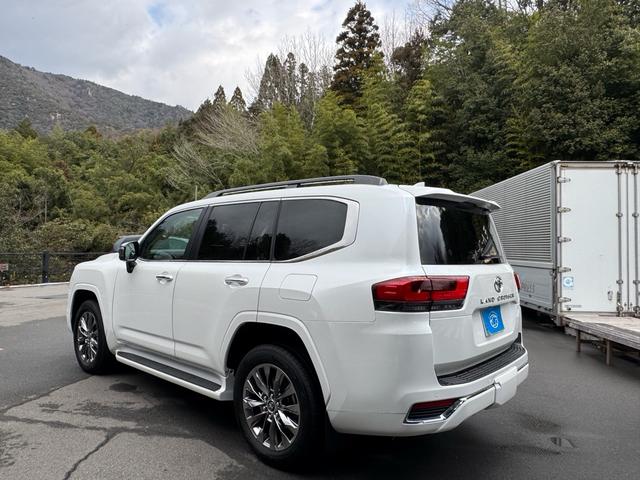 TOYOTA LAND CRUISER ZX | 2023 | PEARL WHITE | 6000 km TOYOTA LAND CRUISER ZX | 2023 | PEARL WHITE | 6000 km