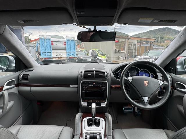 カイエン ターボ　グレーレザー　スモークレス　カイエンターボ　エアーサスペンション（50枚目）