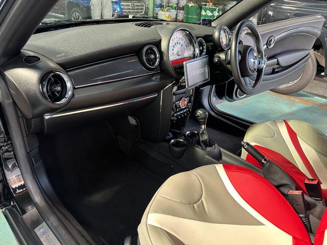 MINI クーパーS クーペ 可動式リアウィング ブラックアイキセノンライト 純正16インチブラックAW パドルシフト プッシュエンジンスタート CABANAシートカバー ETC 前後フォグ スペアキー 取説 点検記録簿 禁煙車(47枚目)