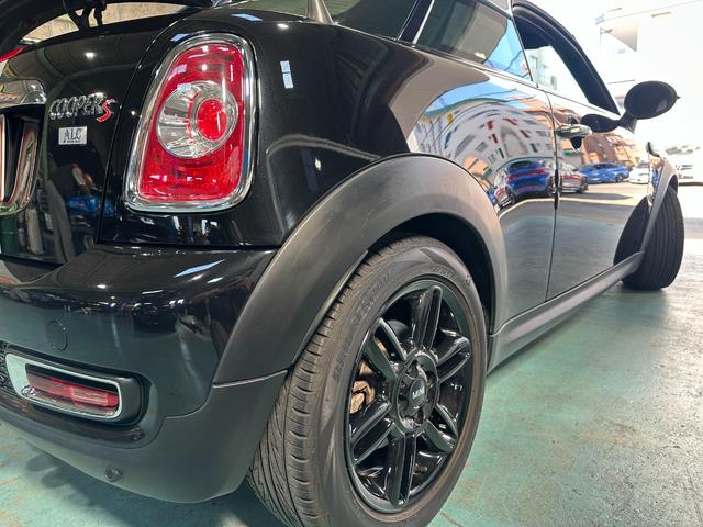 MINI クーパーS クーペ 可動式リアウィング ブラックアイキセノンライト 純正16インチブラックAW パドルシフト プッシュエンジンスタート CABANAシートカバー ETC 前後フォグ スペアキー 取説 点検記録簿 禁煙車(70枚目)