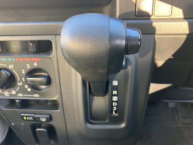 必ず使用するシフトレバー。確りと確認したいですね。