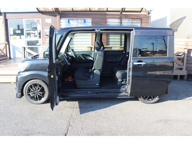 ボタンひとつでスムーズに開閉できる左側パワースライドドアを装備。小さなお子様やご年配の方でも安心して乗り降りができ、狭い駐車場でも快適に使えます。荷物の積み下ろしにも便利な人気の装備です！