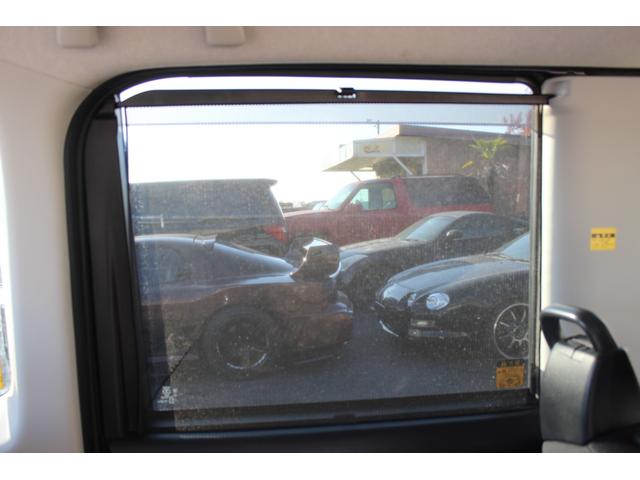 スライドドアには収納可能なシェード付き