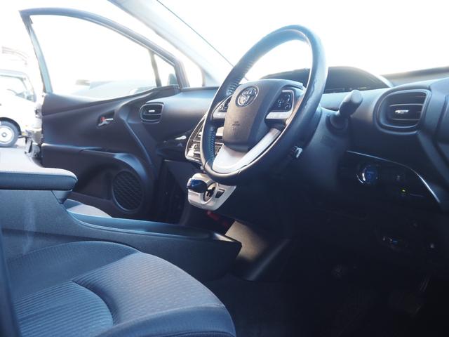 プリウス Ｓ　社外ナビ　フルセグ　バックカメラ　レーダークルーズ　オートハイビーム　ステアリングスイッチ　レーンディパーチャーアラート　ＬＥＤヘッドライト　純正１５インチアルミホイール　ワンオーナー　ＥＴＣ（9枚目）