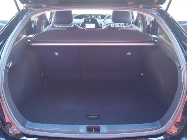 プリウス Ｓ　社外ナビ　フルセグ　バックカメラ　レーダークルーズ　オートハイビーム　ステアリングスイッチ　レーンディパーチャーアラート　ＬＥＤヘッドライト　純正１５インチアルミホイール　ワンオーナー　ＥＴＣ（12枚目）