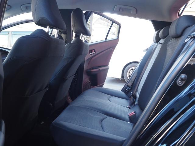 プリウス Ｓ　社外ナビ　フルセグ　バックカメラ　レーダークルーズ　オートハイビーム　ステアリングスイッチ　レーンディパーチャーアラート　ＬＥＤヘッドライト　純正１５インチアルミホイール　ワンオーナー　ＥＴＣ（13枚目）