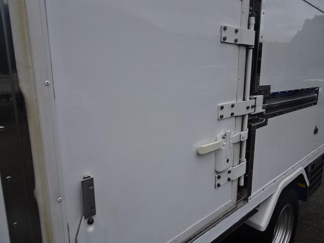 1.5t積載 冷蔵冷凍車 全低床 H24年式 東プレ-5度設定 荷箱横ドア有り リア観音開き 走行23万キロ(44枚目)