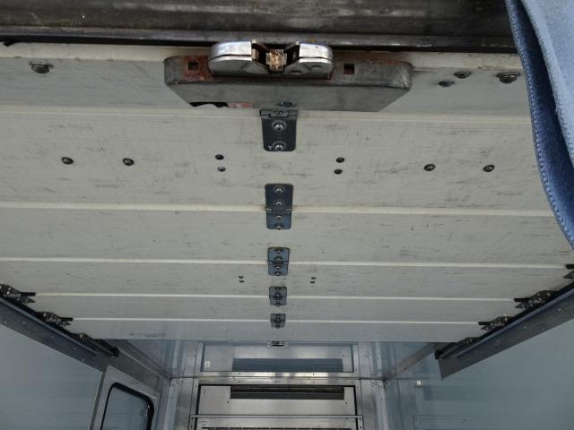 エルフトラック ２ｔ積載　冷蔵冷凍車　リアシャッター　Ｈ２２年式　－３０度設定冷凍冷蔵　リアシャッター扉　サイドスライドドア付き　走行２５万キロ（12枚目）