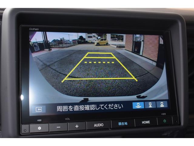純正のバックカメラと連動しています。駐車時も安心です。