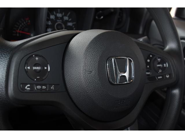 右にはクルーズコントロール、左側はオーディオ関係を手元で操作できて、機能的です。