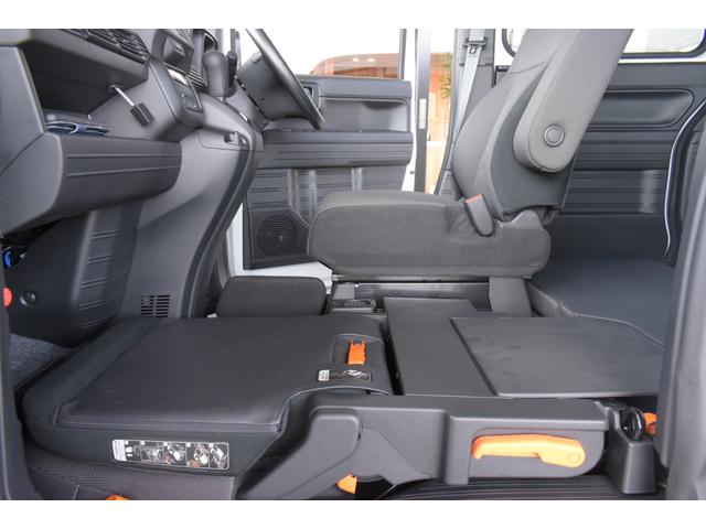 助手席のシートも格納してフラットになります。