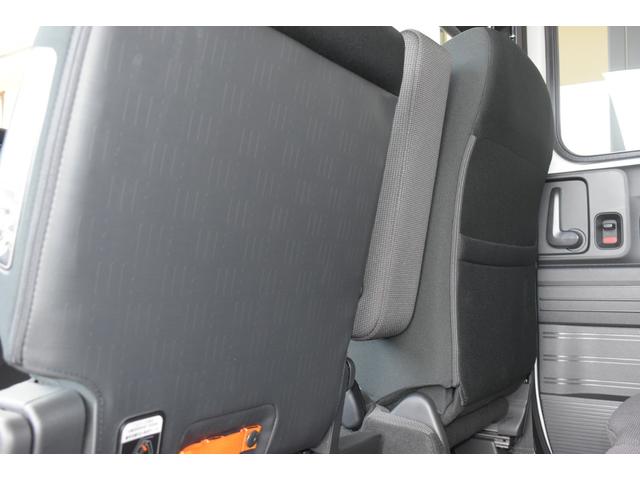 運転席背面にはポケットも付いています。