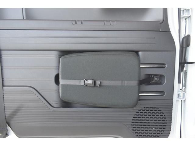 シートを格納した際にヘッドレストを収納しています。