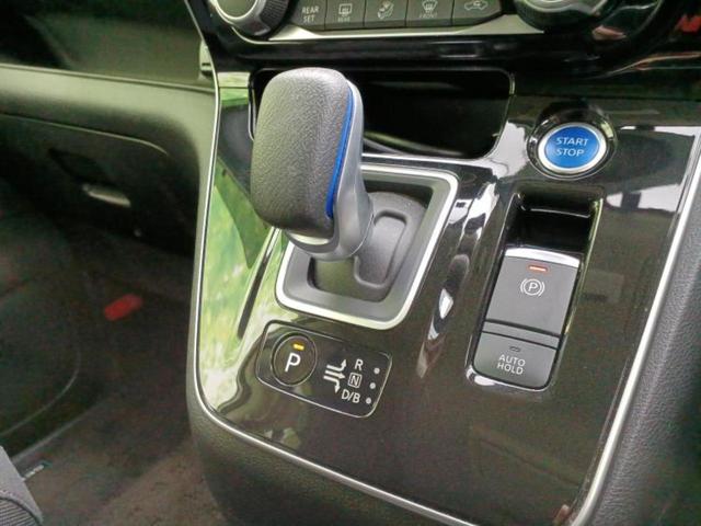 セレナ ｅパワーハイウェイスターＶ　純正　１０インチ　ＳＤナビ／フリップダウンモニター　純正　１０．２インチ／インテリジェントルームミラー／エマージェンシーブレーキ／両側電動スライドドア／シートヒーター　前席　衝突被害軽減システム（17枚目）