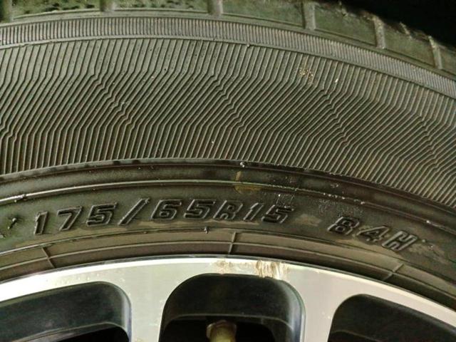 アクア Ｇ　保証書／社外　ＳＤナビ／ＥＴＣ／ＥＢＤ付ＡＢＳ／横滑り防止装置／アイドリングストップ／ワンセグＴＶ／エアバッグ　運転席／エアバッグ　助手席／アルミホイール　社外　１５インチ／パワーウインドウ（49枚目）