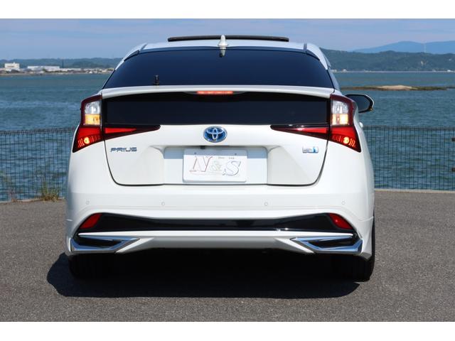 プリウス Ａプレミアム　モデリスタエアロ　ＢＬＩＴＺ車高調　ＥＮＫＥＩ１８ｉｎホイール　サンルーフ　本革シート　９型ナビ　Ｂｌｕｅｔｏｏｔｈ　ＨＤＭＩ　ＵＳＢ　ＥＴＣ　レーダークルーズ　オートハイビーム　ＰＣＳ　安全装備搭載（6枚目）