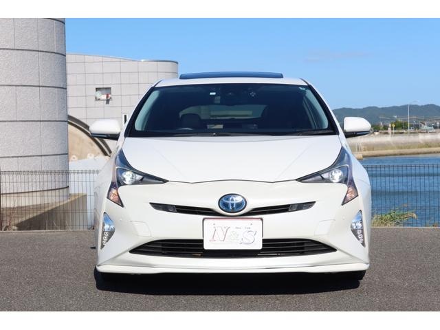 プリウス Ａプレミアム　ＴＲＤエアロ　サンルーフ　１７ｉｎホイール　本革シート　シートヒーター　９型ナビ　ドライブレコーダー　Ｂｌｕｅｔｏｏｔｈ　バックカメラ　レーダークルーズ　クリアランスソナー　オートハイビーム　禁煙車（3枚目）