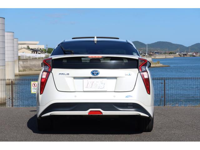 プリウス Ａプレミアム　ＴＲＤエアロ　サンルーフ　１７ｉｎホイール　本革シート　シートヒーター　９型ナビ　ドライブレコーダー　Ｂｌｕｅｔｏｏｔｈ　バックカメラ　レーダークルーズ　クリアランスソナー　オートハイビーム　禁煙車（6枚目）