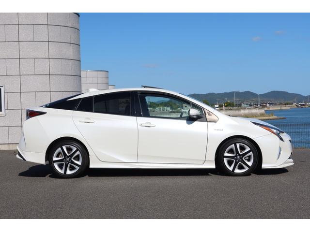 プリウス Ａプレミアム　ＴＲＤエアロ　サンルーフ　１７ｉｎホイール　本革シート　シートヒーター　９型ナビ　ドライブレコーダー　Ｂｌｕｅｔｏｏｔｈ　バックカメラ　レーダークルーズ　クリアランスソナー　オートハイビーム　禁煙車（8枚目）