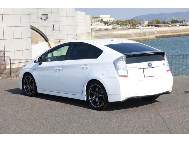 プリウス Ｇツーリングセレクションレザーパッケージ　ＨＶバッテリー交換済　レーダークルーズ　プリクラッシュセーフティ　１７インチホイール　ＡＵＸ　ＬＥＤヘッドライト　純正ナビ　バックカメラ　ＥＴＣ　Ｂｌｕｅｔｏｏｔｈ　本革シート　シートヒーター　ＨＵＤ（4枚目）