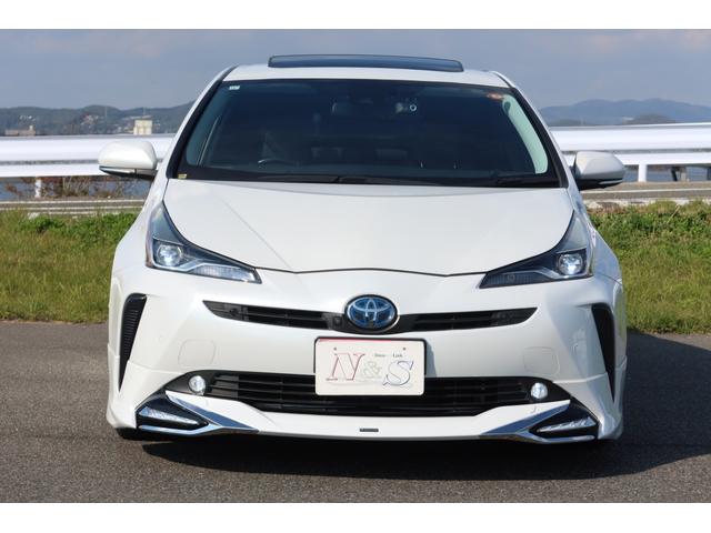 プリウス Ａプレミアム　モデリスタエアロ　ＴＥＩＮ車高調　ＲＡＹＳ１８ｉｎホイール　サンルーフ　本革シート　前後ドライブレコーダー　９型ナビ　ＥＴＣ　パノラミックビュー　レーダークルーズ　クリアランスソナー　オートハイビーム（3枚目）