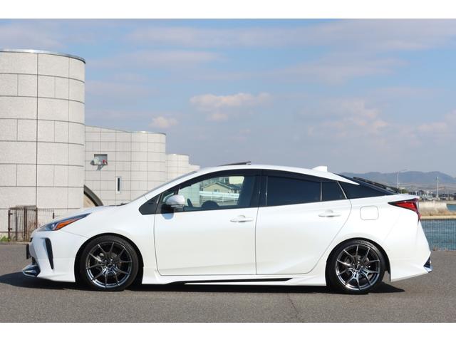プリウス Ａプレミアム　モデリスタエアロ　ＴＥＩＮ車高調　ＲＡＹＳ１８ｉｎホイール　サンルーフ　本革シート　前後ドライブレコーダー　９型ナビ　ＥＴＣ　パノラミックビュー　レーダークルーズ　クリアランスソナー　オートハイビーム（4枚目）