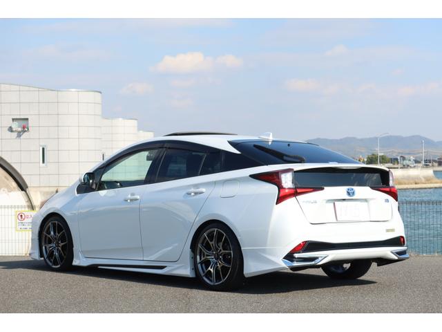 プリウス Ａプレミアム　モデリスタエアロ　ＴＥＩＮ車高調　ＲＡＹＳ１８ｉｎホイール　サンルーフ　本革シート　前後ドライブレコーダー　９型ナビ　ＥＴＣ　パノラミックビュー　レーダークルーズ　クリアランスソナー　オートハイビーム（5枚目）