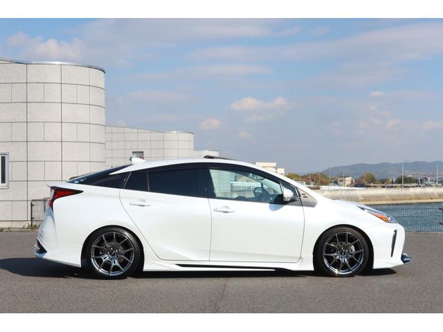 プリウス Ａプレミアム　モデリスタエアロ　ＴＥＩＮ車高調　ＲＡＹＳ１８ｉｎホイール　サンルーフ　本革シート　前後ドライブレコーダー　９型ナビ　ＥＴＣ　パノラミックビュー　レーダークルーズ　クリアランスソナー　オートハイビーム（8枚目）