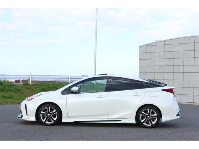 プリウス Ａプレミアム　モデリスタエアロ　サンルーフ　本革シート　前後ドライブレコーダー　ツーリングホイール　９型ナビ　バックカメラ　ＥＴＣ　レーダークルーズ　オートハイビーム　クリアランスソナー　ＰＣＳ　安全装備搭載（4枚目）
