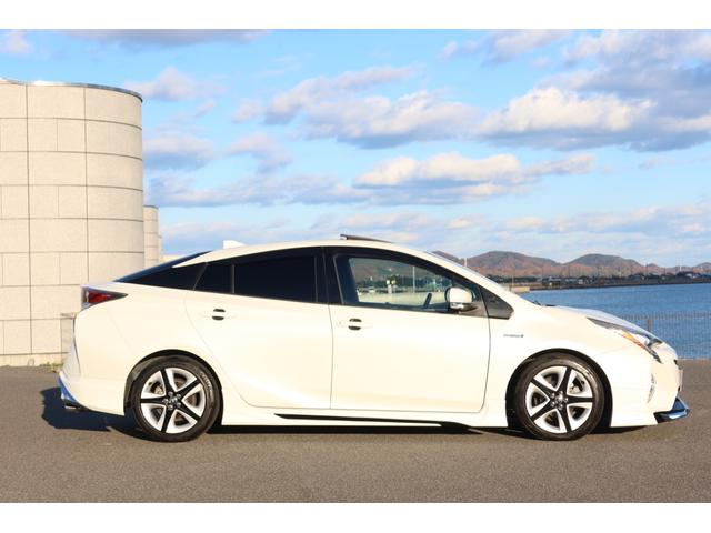 プリウス Ａプレミアム　モデリスタエアロ　ＡＬＰＩＮＥ９型ナビ　後席モニター　本革シート　レーダー探知機　ドライブレコーダー　サンルーフ　社外マフラー　レーダークルーズ　オートハイビーム　クリアランスソナー　安全装備搭載（8枚目）