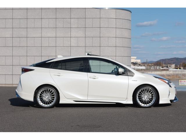 プリウス Ａプレミアム　禁煙車　寒冷地仕様　モデリスタエアロ　ＷＯＲＫ１９ｉｎホイール　サンルーフ　置くだけ充電　ＨＤＭＩ　ＵＳＢ　９型ナビ　前後ドライブレコーダー　レーダークルーズ　オートハイビーム　ＰＣＳ　安全装備搭載（8枚目）