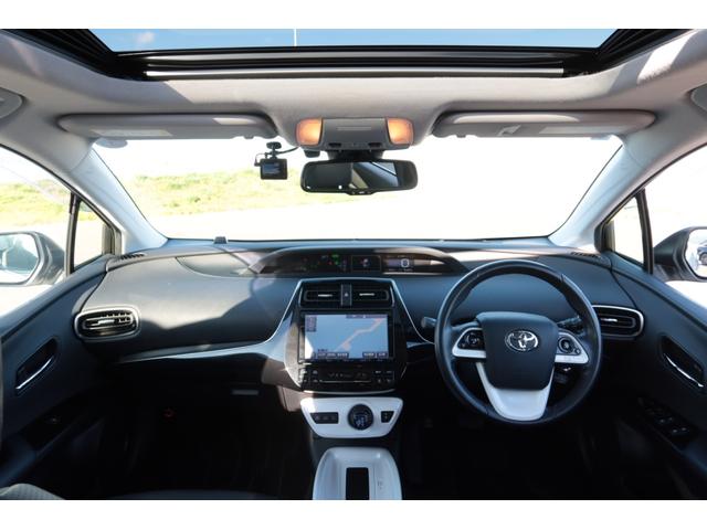 プリウス Ａプレミアム　禁煙車　寒冷地仕様　モデリスタエアロ　ＷＯＲＫ１９ｉｎホイール　サンルーフ　置くだけ充電　ＨＤＭＩ　ＵＳＢ　９型ナビ　前後ドライブレコーダー　レーダークルーズ　オートハイビーム　ＰＣＳ　安全装備搭載（23枚目）