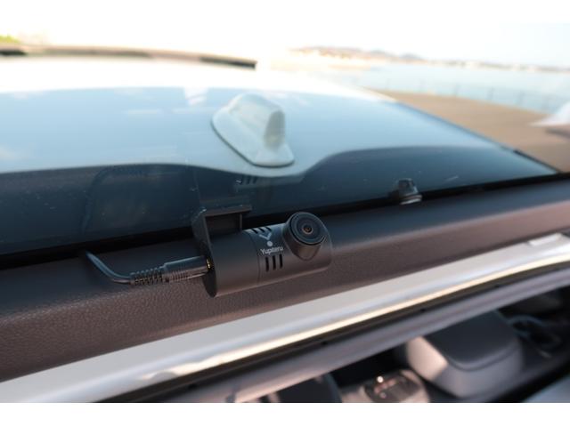 プリウス Ａプレミアム　禁煙車　寒冷地仕様　モデリスタエアロ　ＷＯＲＫ１９ｉｎホイール　サンルーフ　置くだけ充電　ＨＤＭＩ　ＵＳＢ　９型ナビ　前後ドライブレコーダー　レーダークルーズ　オートハイビーム　ＰＣＳ　安全装備搭載（32枚目）