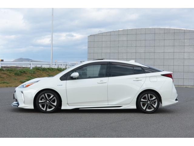 プリウス Ａプレミアム　モデリスタエアロ　サンルーフ　本革シート　ＡＬＰＩＮＥ９型ナビ　バックカメラ　　置くだけ充電　前後ドライブレコーダー　コートテクトＦガラス　レーダークルーズ　オートハイビーム　安全装備搭載　禁煙車（4枚目）