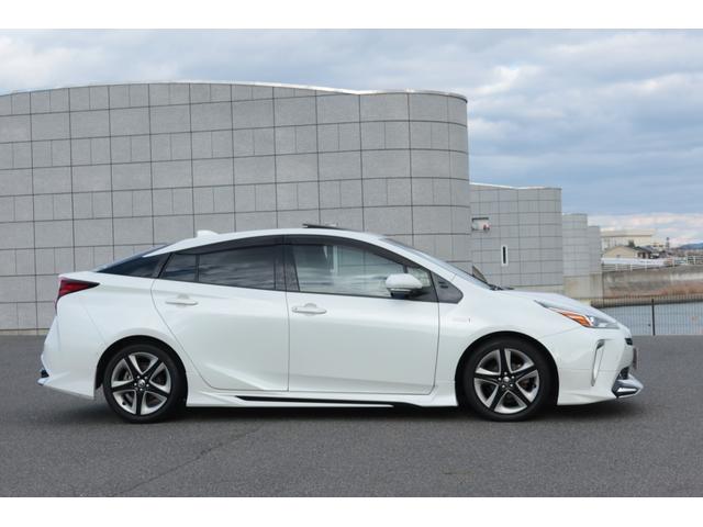 プリウス Ａプレミアム　モデリスタエアロ　サンルーフ　本革シート　ＡＬＰＩＮＥ９型ナビ　バックカメラ　　置くだけ充電　前後ドライブレコーダー　コートテクトＦガラス　レーダークルーズ　オートハイビーム　安全装備搭載　禁煙車（8枚目）