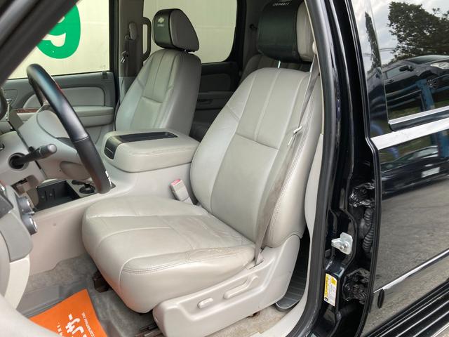 シボレーアバランチ 　ナビ・ＴＶ・ＥＴＣ・キーレス・革シート・バックカメラ・エアコン・パワステ・パワーウィンドウ・運転席エアバック（54枚目）