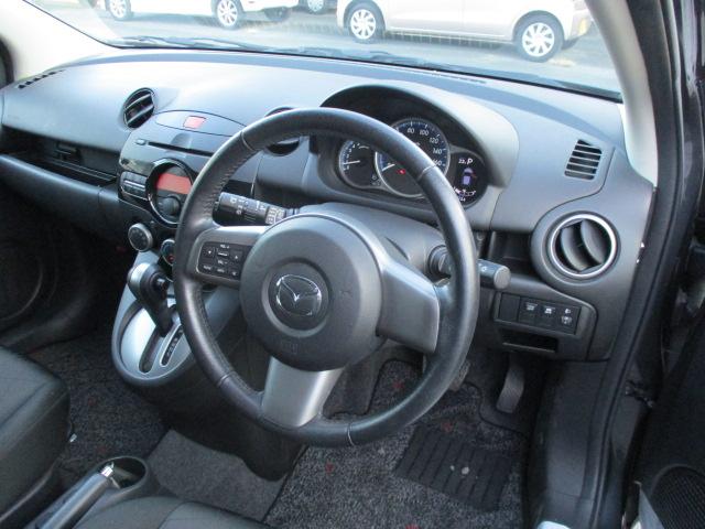 デミオ 13-スカイアクティブ ETC アルミホイール キーレスエントリー アイドリングストップ 電動格納ミラー CVT 衝突安全ボディ ABS ESC CD エアコン パワーステアリング パワーウィンドウ(2枚目)