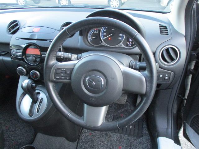 デミオ 13-スカイアクティブ ETC アルミホイール キーレスエントリー アイドリングストップ 電動格納ミラー CVT 衝突安全ボディ ABS ESC CD エアコン パワーステアリング パワーウィンドウ(3枚目)