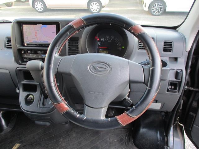 ハンドルの状態が悪いと運転に集中できませんよね。こちらの車、お気軽にお問い合わせください。