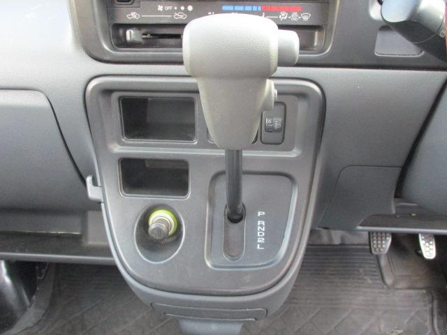 必ず使用するシフトレバー。確りと確認したいですね。