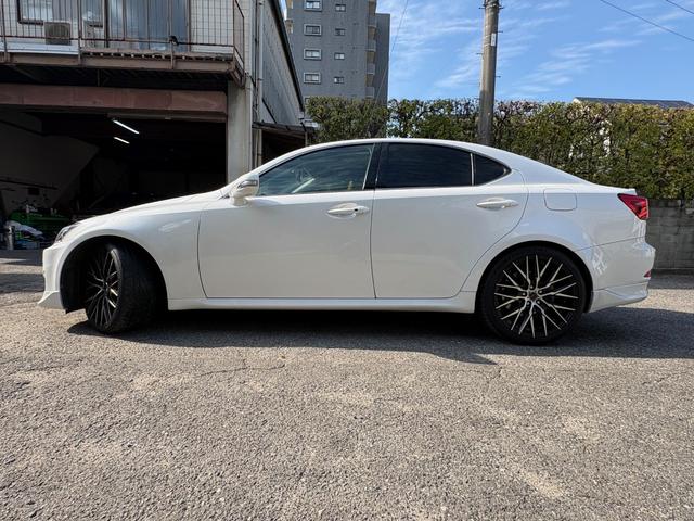 ＩＳ 　純正ナビ・ＴＶ・バックモニター・ＤＶＤチェンジャー・レザーシート・サンルーフ・ツィーター・ドラレコ・社外ヘッドライト・フォッグランプ・ローダウン・社外１９インチアルミ・ＥＴＣ（4枚目）