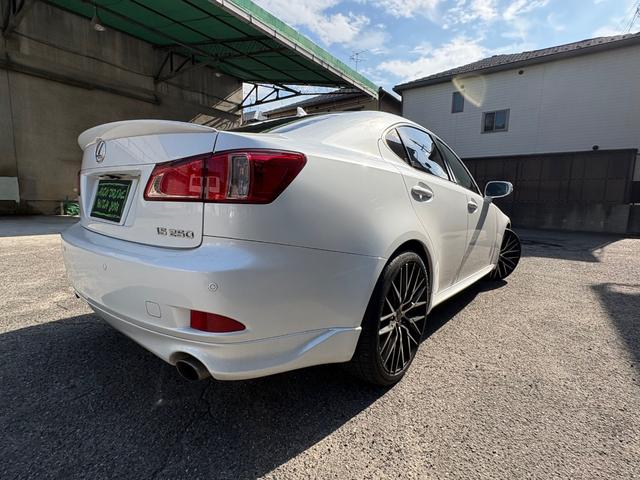 ＩＳ 　純正ナビ・ＴＶ・バックモニター・ＤＶＤチェンジャー・レザーシート・サンルーフ・ツィーター・ドラレコ・社外ヘッドライト・フォッグランプ・ローダウン・社外１９インチアルミ・ＥＴＣ（8枚目）