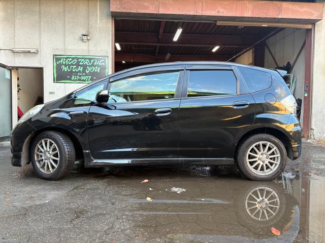 フィットハイブリッド ＲＳ　社外ナビ・フルセグＴＶ・バックカメラ・ビルトインＥＴＣ・前後ドライブレコーダー・キセノンヘッドライト・クルーズコントロール・オートライト・スマートキー２個・電動格納ミラーウィンカー・１５インチアルミ（6枚目）