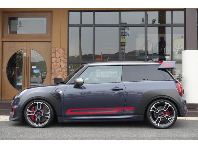 ＭＩＮＩ ジョンクーパーワークスＧＰ　ミニ・クーパー中古車　国内２４０台限定車　ジョンクーパーワークスＧＰ　３００馬力ＧＰ専用パーツ　フロアマット　スポーツシート　デジタルメーター　ＫＷ　Ｖｅｒｓｉｏｎ３車高調（7枚目）